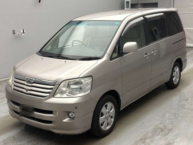 TOYOTA VOXY — фото