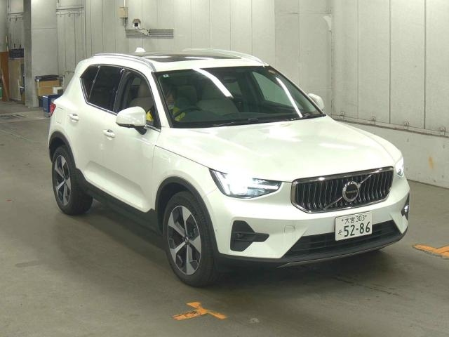 VOLVO XC40 — фото